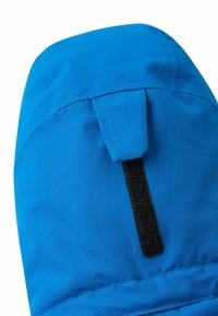 Guanto isolato blu con una superficie in tessuto liscio, dotato di un cinturino in velcro nero e dettagli sulle cuciture lungo i bordi.