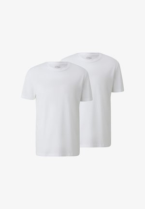 Deux t-shirts en coton blanc à manches courtes et encolure ronde, avec une texture lisse et un design minimaliste, soigneusement pliés.
