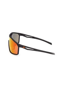 Gafas de sol rectangulares negras con lentes espejo naranjas; montura ligera con diseño angular y patillas texturizadas con detalles recortados.
