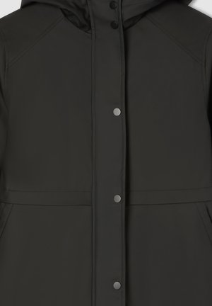 Giacca nera impermeabile con cappuccio, chiusura a bottoni a pressione e cuciture a contrasto. Superficie liscia senza motivi o accenti visibili.