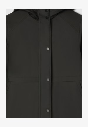 Giacca nera impermeabile con cappuccio, chiusura a bottoni a pressione e cuciture a contrasto. Superficie liscia senza motivi o accenti visibili.