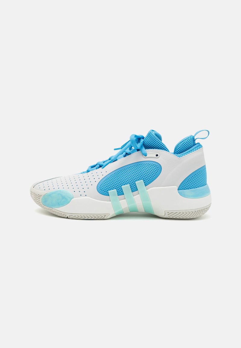 Zapatilla deportiva blanca con acentos en azul claro. Presenta paneles de malla, tres franjas distintas en el lateral y una suela texturizada.