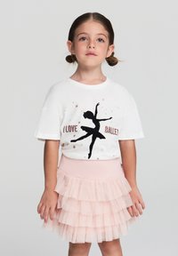 T-shirt bianco a maniche corte con design nero "I Love Ballet" e silhouette di balletto scintillante. Abbinato a una gonna in tulle rosa a strati.