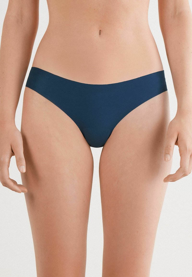 Navyblauwe bikini onderbroek van gladde stof, met een minimalistisch ontwerp en een middelhoog snit zonder zichtbare versieringen.