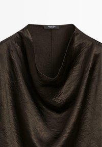 Top marrone scuro con texture, morbido drappeggio, scollo ampio e dettagli di cucitura sottili. Etichetta che dice "Massimo Dutti, made in China."