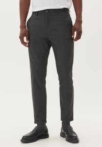 Pantalones de cuadros grises con un diseño ajustado, confeccionados en una tela ligera, con cierre de botón en la parte frontal y puños enrollados.