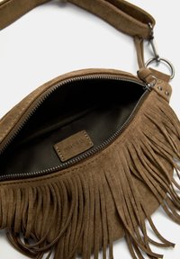 Borsa frange marrone in suede con apertura con zip, dotata di un interno liscio e di un piccolo etichetta in pelle all'interno.