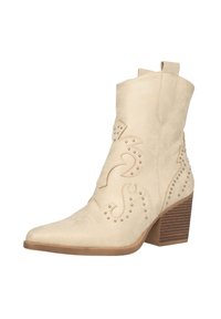 Botín de tobillo de ante sintético beige con punta afilada, costuras decorativas, acentos de tachuelas y un tacón de bloque de madera.
