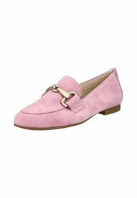 Mocassino in suede rosa con dettaglio in metallo dorato a forma di morsetto e tacco basso marrone, inclinato per mostrare il lato e la parte anteriore.
