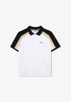 Bela polo majica s črnim ovratnikom in rokavi, bež ramenskimi črtami ter logotipom "BOSS" na prsih in na robu strani.