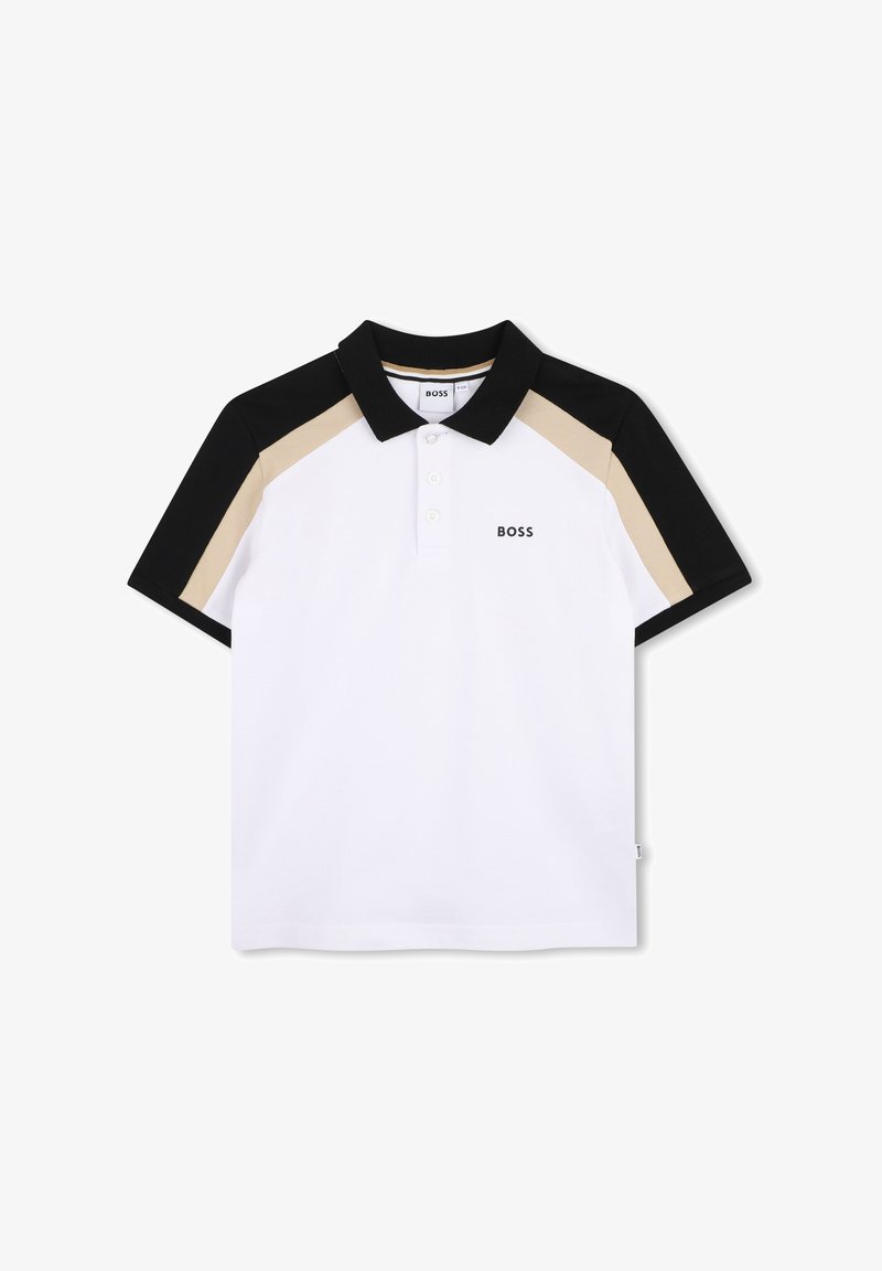 Λευκό πόλο μπλουζάκι με μαύρο γιακά και μανίκια, μπεζ ρίγες στους ώμους και λογότυπο "BOSS" στο στήθος και στην ετικέτα της πλευρικής ραφής.