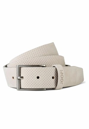 Cinturón de cuero beige claro con pequeño patrón perforado, hebilla rectangular plateada y "JOOP!" grabado en el lazo del cinturón.