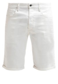 Shorts en denim blanc avec des revers, design à cinq poches et fermeture à bouton sur le devant. Le tissu a une texture lisse sans motifs visibles.