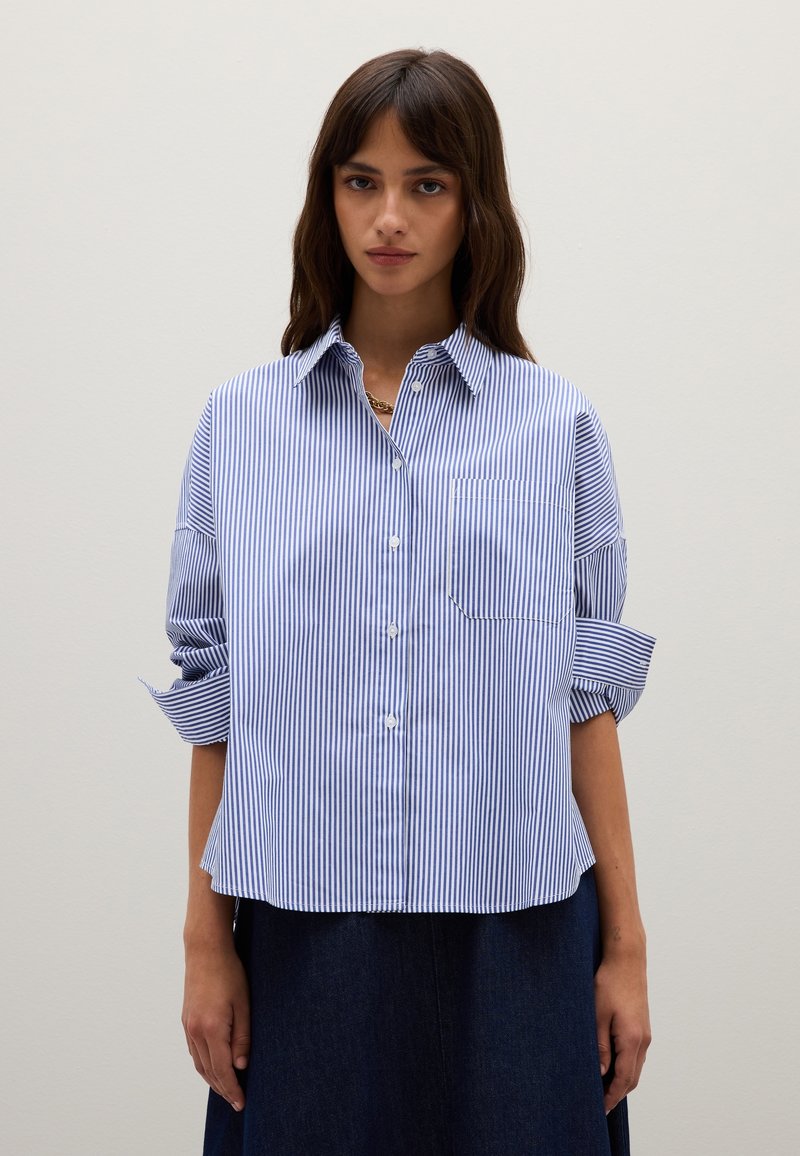 Blau-weißer gestreifter Button-up-Hemd mit Kragen, langen Ärmeln, die an den Ellenbogen hochgerollt sind, und einer Brusttasche. Leichter Stoff mit lockerer Passform.