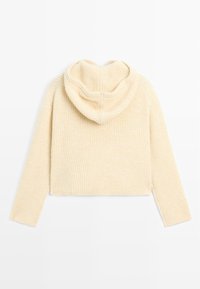 Crème-kleurige ribgebreide hoodie met lange mouwen, weergegeven van achteren op een witte achtergrond.