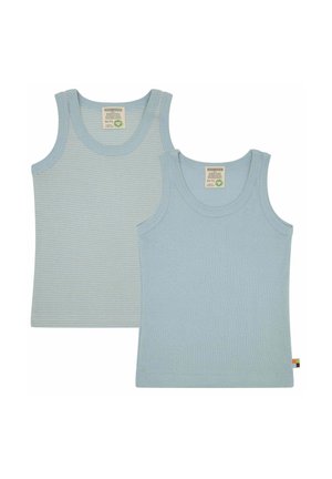 Twee lichtblauwe tanktops: één effen en één met verticale strepen. Beide hebben wijde armsgaten en zachte katoenstof. Labels zichtbaar bij de hals.
