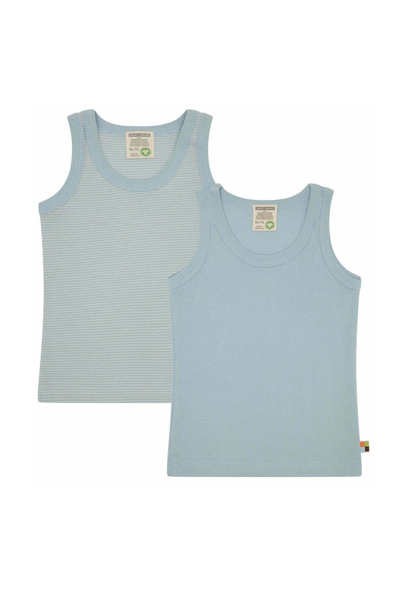 Zwei hellblaue Tanktops: eines einfarbig und eines mit vertikalen Streifen. Beide haben weite Armausschnitte und bestehen aus weichem Baumwollstoff. Etiketten sind am Kragen sichtbar.