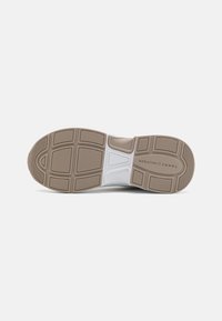 Tommy Hilfiger CHUNKY FEMININE RUNNER HARDWARE - Tossud - white