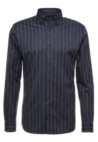 Mörkblå långärmad skjorta med knappar och vertikala tunna vita och röda ränder samt knäppbar krage.