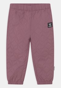 Vadderade lätta byxor i mauve, med resårmidja och samlade muddar, samt en svart logotyp-patch på vänster ben.