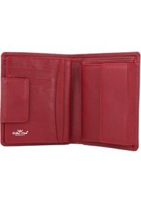 Portefeuille en cuir rouge avec une texture lisse, doté de plusieurs emplacements pour cartes, d'une poche glissière et d'un logo embossé sur le bord inférieur.