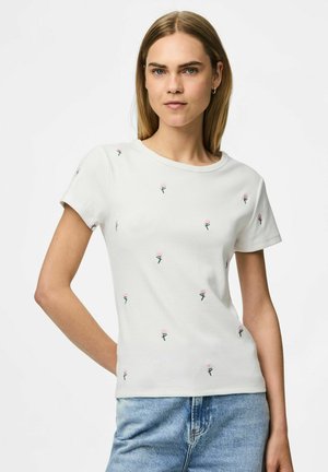 T-shirt blanc à manches courtes avec une texture côtelée, ornée de petites broderies de roses roses réparties uniformément sur le tissu.