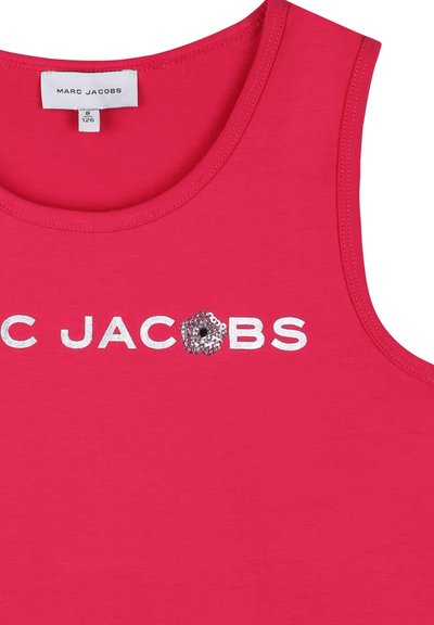Débardeur rose sans manches en matière douce avec un col arrondi. Logo "MARC JACOBS" en texte argenté, orné de sequins sur la lettre "O".