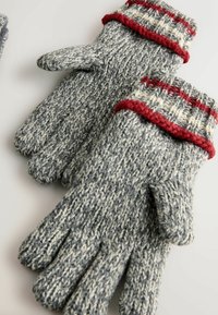 Strikkede handsker i grå med et tekstureret mønster, der har røde og cremefarvede stribede manchetter. Designet inkluderer separate fingre for smidighed.