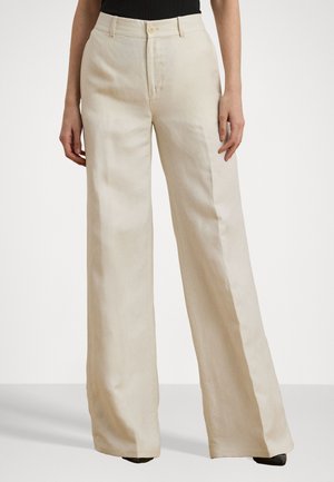 Pantalones de pierna ancha en una tela beige clara, con una cintura alta, ligero brillo, cierre de botón en el frente y bolsillos laterales. Textura suave.