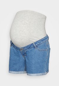 Těhotenské kraťasy vyrobené z modrého denimu, s ohrnutými okraji a elastickým šedým pasem navrženým tak, aby se přizpůsobil rostoucímu bříšku.