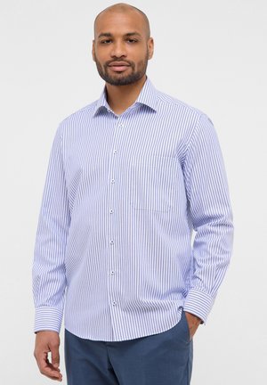 Gestreiftes Langarmhemd in Weiß und Hellblau. Mit Button-Down-Kragen, Brusttasche und klassischer Passform mit abgerundetem Saum.