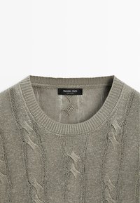 Pull gris clair en maille torsadée avec col rond et étiquette Massimo Dutti à l'intérieur de l'encolure.