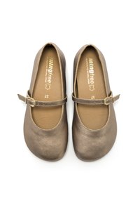 Ballerine in bronzo con punta rotonda, apertura ampia e una cinghia con fibbia dorata. Finitura liscia e suole imbottite. Taglia 37.