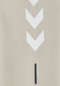 Beige nätfabric har tre vita nedåtriktade chevroner och en vertikal svart linje, vilket skapar en kontrasterande design.