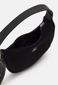 Calvin Klein Jeans CRESCENT SMALL - Käsilaukku - black