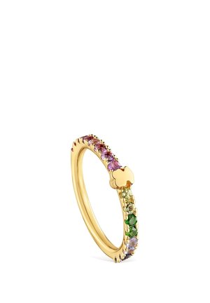 Anillo de oro con piedras preciosas multicolores engastadas a lo largo de la banda y un pequeño detalle dorado en forma de trébol.