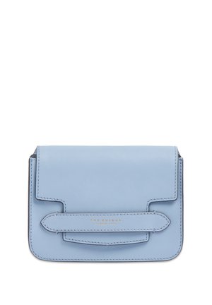 Borsa a tracolla in pelle azzurro chiaro con patta frontale e dettaglio della tracolla cucita, con piccolo testo del marchio in oro impresso a rilievo.