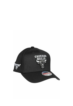 Schwarze Chicago Bulls Baseballkappe mit besticktem Teamlogo und Namen vorne und an der Seite, gebogene Krempe und Aufkleber auf der Oberseite der Krempe.