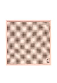 Kwadratowy jasnoróżowy szalik z małym brązowym wzorem florystycznym i stylizowanym czarnym logo w dolnym prawym rogu.