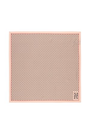 Kwadratowy jasnoróżowy szalik z małym brązowym wzorem florystycznym i stylizowanym czarnym logo w dolnym prawym rogu.