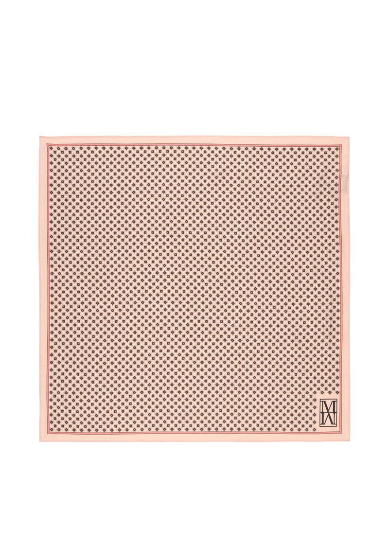 Kwadratowy jasnoróżowy szalik z małym brązowym wzorem florystycznym i stylizowanym czarnym logo w dolnym prawym rogu.