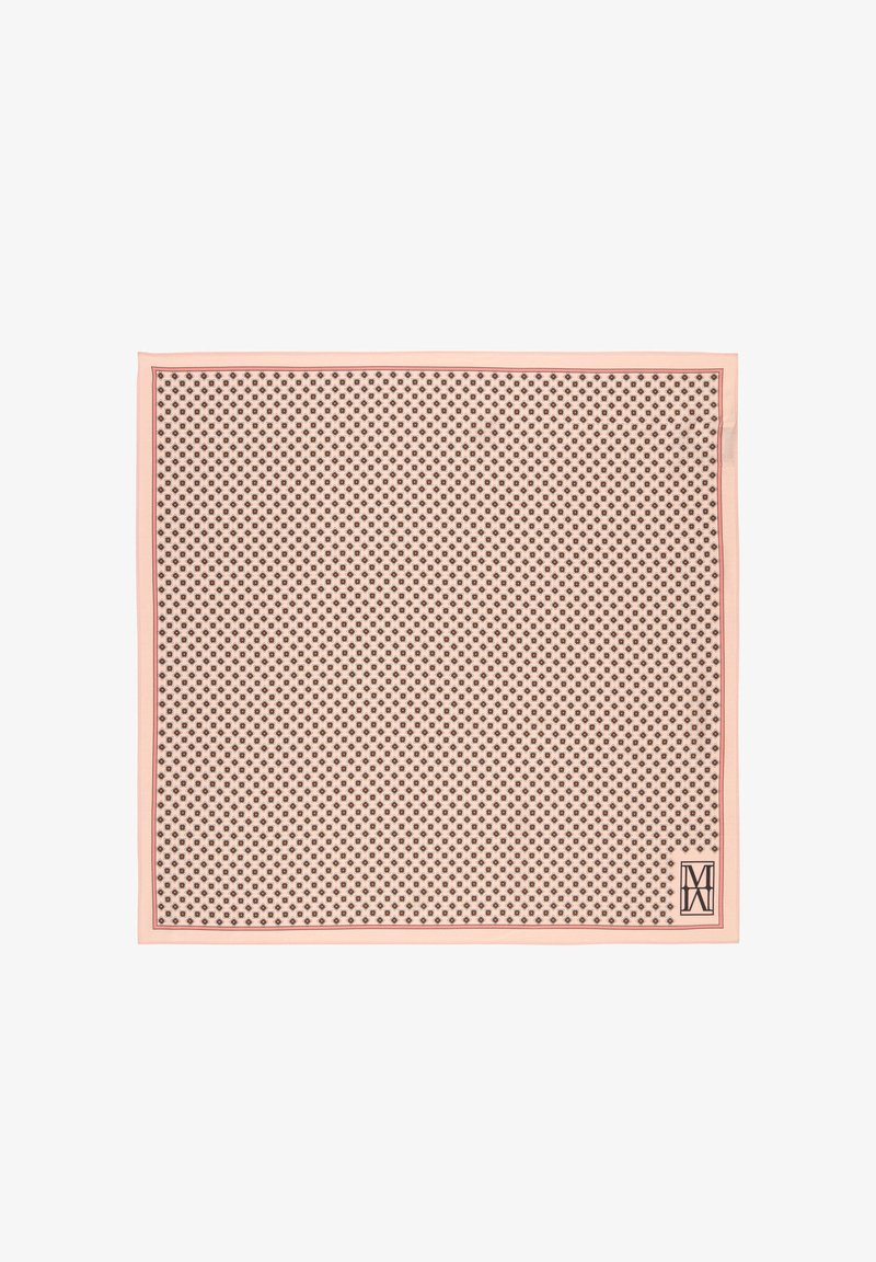 Kwadratowy jasnoróżowy szalik z małym brązowym wzorem florystycznym i stylizowanym czarnym logo w dolnym prawym rogu.