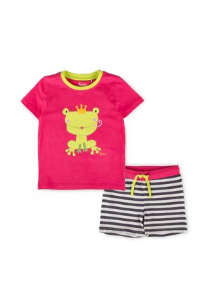 Tenue pour enfants composée d'un t-shirt à manches courtes rose vif avec une grenouille verte portant une couronne orange, assorti à un short rayé noir et blanc.