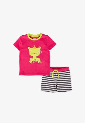 Kinderoutfit mit einem leuchtend pinkfarbenen kurzärmeligen Shirt, das einen grünen Frosch mit einer orangefarbenen Krone zeigt, kombiniert mit schwarz-weiß gestreiften Shorts.