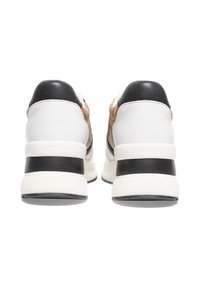 Para białych skórzanych sneakersów z teksturowanym, brązowo-złotym panelem materiałowym. Czarne akcenty i charakterystyczny detal na pięcie z logo.