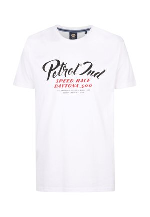 Hvid bomulds T-shirt med et trykt design, der viser "Petrol Ind" i sort skriftskrift og "SPEED RACE DAYTONA 500" i rødt. Korte ærmer, rund hals.