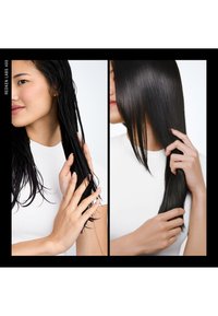 Dwa obrazy obok siebie pokazujące transformację włosów. Po lewej: mokre, teksturowane czarne włosy trzymane w dłoniach. Po prawej: gładkie, proste czarne włosy trzymane w dłoniach.