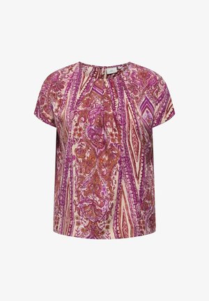 Bluzica s kratkim rukavima od lagane tkanine, koja ima složen uzorak ružičastih i ljubičastih paisleya te nabore na dekolteu.