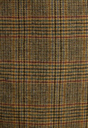 Wollstoff in einem Karomuster mit warmen Farbtönen in Gelb, Braun und Grün, durchzogen von feinen roten und blauen Streifen.