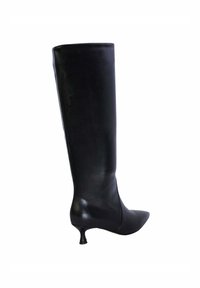 Stivale in pelle nera alto fino al ginocchio con punta appuntita e tacco kitten curvo e basso. Texture liscia con un design aderente.